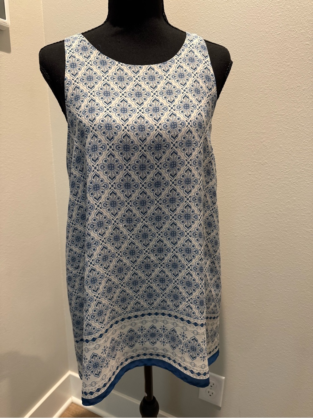 Max Studio Size S Blue White Tile Print Sleeveless Shift Dress Sharkbite Hem
